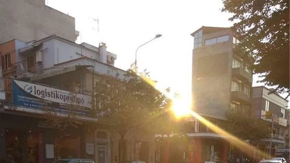 Θεσσαλονίκη: Ήπιαν φραπέ στη μέση του δρόμου «χαλαρά»